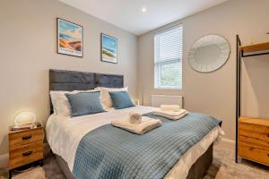 a bedroom with a bed with towels on it at Beach Walk Southbourne SOBO Beach Sleeps 4 in Southbourne