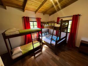 Postel nebo postele na pokoji v ubytování Villa unter Palmen + 25 fotografií