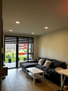 un soggiorno con divano e tavolo di A modern & homely apartment a Reykjavik