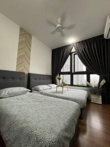 - une chambre avec 2 lits et une grande fenêtre dans l'établissement KLCCPavTRXVelocity X MrtLrt X 13PAX X 4R2B X Free 4CPark, à Kuala Lumpur