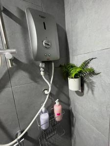 une salle de bains avec un distributeur de papier toilette et deux plantes dans l'établissement KLCCPavTRXVelocity X MrtLrt X 13PAX X 4R2B X Free 4CPark, à Kuala Lumpur