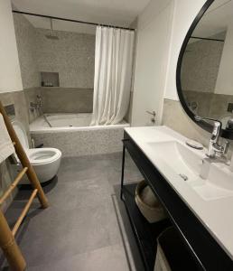 uma casa de banho com um lavatório, um WC e uma banheira em ADVA Boutique מלון אדווה em Bet Yannay