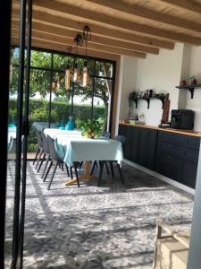 a kitchen and dining room with a table and chairs at Het mezennest in Zottegem