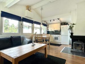門斯特羅斯的住宿－Holiday home Mönsterås VIII，客厅配有沙发和桌子