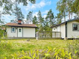 門斯特羅斯的住宿－Holiday home Mönsterås VIII，院子前有围栏的房子