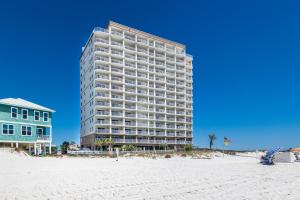 Un gran edificio en la playa al lado de una playa. en Royal Palms 1303, en Gulf Shores