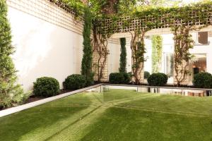 an outdoor garden with a lawn and trees at Belgravia flat, with private Terrace in London