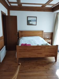 um quarto com uma cama de madeira em Pirin Golf - NIRVANA, Studios&SPA em Razlog
