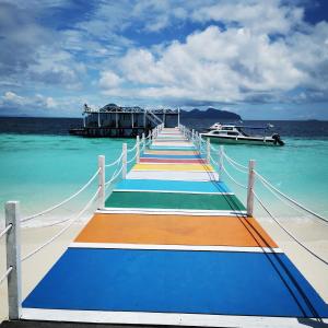 - une promenade en bateau menant à l'océan dans l'établissement Pom-Pom Celebes Beach Resort邦邦岛西里伯斯度假村, à Semporna