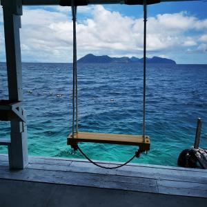 une balançoire suspendue au-dessus de l'eau sur un bateau dans l'établissement Pom-Pom Celebes Beach Resort邦邦岛西里伯斯度假村, à Semporna