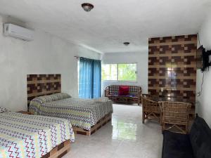 1 dormitorio con 2 camas y ventana en Teques inn, en Tequesquitengo