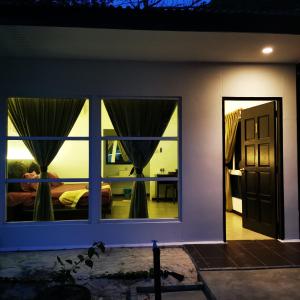 Cette chambre offre une vue sur un lit et une fenêtre. dans l'établissement Pom-Pom Celebes Beach Resort邦邦岛西里伯斯度假村, à Semporna