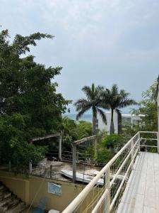 un puente con palmeras en el fondo en Teques inn, en Tequesquitengo