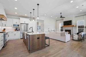 Η κουζίνα ή μικρή κουζίνα στο Prestine and comfortable home