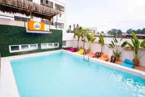 a swimming pool on the side of a building at Nacho Hostel Cebu in Bulacao