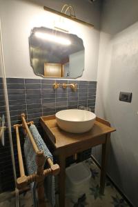 La salle de bains est pourvue d'un lavabo et d'un miroir. dans l'établissement Castelletto, à Giucano