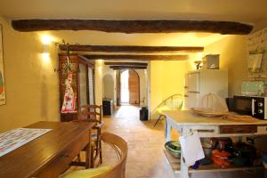 Il comprend une cuisine avec une table en bois et des murs jaunes. dans l'établissement Castelletto, à Giucano