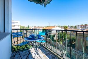 a balcony with a table and two chairs on it at Apartamento Paul in Torredembarra
