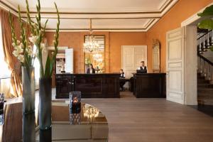 een lobby met een man aan een bureau in een gebouw bij Dukes' Palace Brugge in Brugge