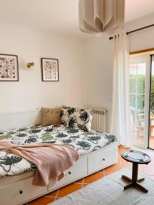 1 dormitorio con cama y ventana en Villa in Praia D'el Rey, Beach & Golf Resort en Praia del Rei