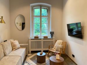 un soggiorno con divano e TV di ciao-aschau Haus zur Burg FeWo Bergfest Ap110 a Aschau