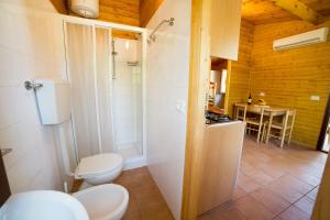 A bathroom at Camping dei Tigli Még 24 kép