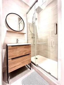 une salle de bain avec une douche, un lavabo et un miroir dans l'établissement Appartement T2 Village Oletta, à Oletta 18 autres photos