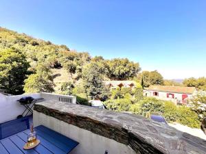 une vue depuis le balcon d'une maison dans l'établissement Appartement T2 Village Oletta, à Oletta