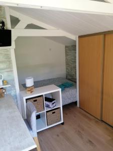 um pequeno quarto com uma cama e uma mesa em Les chalets de Palavesa em Porto-Vecchio