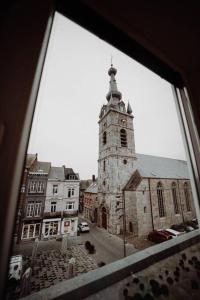 - Vistas a una iglesia con una torre de reloj en Chimay : La Grande Réserve, en Chimay