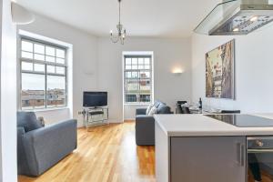 Apartamento con cocina y sala de estar. en The Loft - Properties Unique, en Newcastle