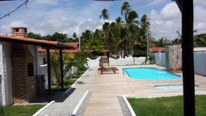 a backyard with a swimming pool and a house at Country Club Pititinga in Pititinga