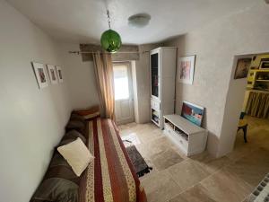 Televízia a/alebo spoločenská miestnosť v ubytovaní Appartement complet - Salles sous Bois