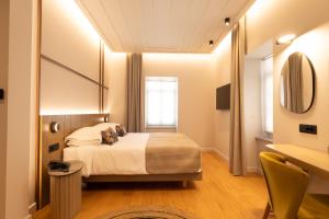 - une chambre d'hôtel avec un lit et un miroir dans l'établissement Navria by Aetoma, à Nauplie