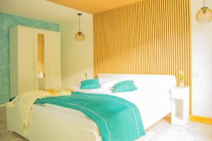 Ένα ή περισσότερα κρεβάτια σε δωμάτιο στο Harmonie und SPA in Triberg