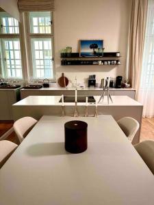 uma cozinha branca com mesa e cadeiras em Moderný apartmán v centre Bratislavy em Bratislava