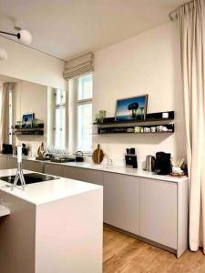 uma cozinha com um balcão branco num quarto em Moderný apartmán v centre Bratislavy em Bratislava