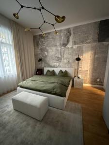 um quarto com uma cama grande e um sofá em Moderný apartmán v centre Bratislavy em Bratislava