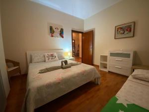 ein Schlafzimmer mit einem großen Bett mit einer Kommode und einem TV in der Unterkunft Polly Garden in Rom