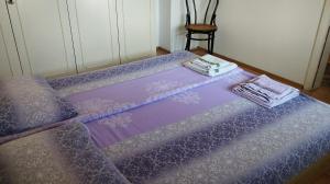 un par de camas púrpuras sentadas en una habitación en Apartman "Milka" Bajina Bašta en Bajina Bašta