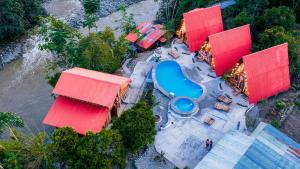 una vista aérea de un edificio con techos rojos y una piscina en RioVida EcoLodge, 