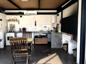 uma cozinha com uma mesa e uma cozinha com uma lareira em Palacio Lugones - Terraza Premium em Buenos Aires