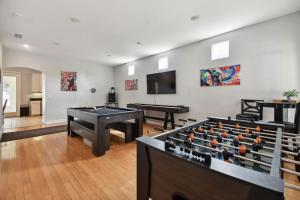 uma sala de estar com duas mesas de pingue-pongue em Tampa "Good Times" Home With GameRoom, Sleeps 12, 4bdr, 3bth, Great Location, Backyard em Tampa