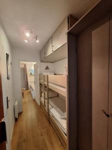 Zimmer mit Etagenbett und Flur in der Unterkunft Studio Les 3 Lys Auron in Auron