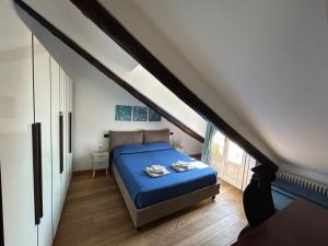 a bedroom with a blue bed in a attic at In Crocetta in Turin