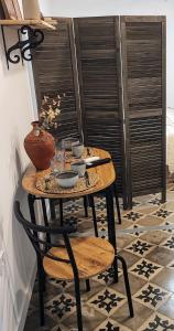 una mesa con tazones y platos en una habitación en Apartamento Albariño 23, en Novelda