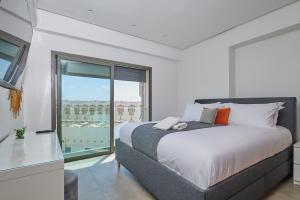 ein Schlafzimmer mit einem Bett und einem großen Fenster in der Unterkunft Apartment Sea View B29 -Mosquée Hassan II- By TheCasaEdition in Casablanca
