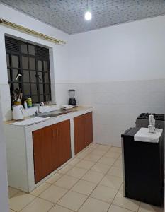 uma cozinha com um lavatório e um fogão em Lovely one bedroom airbb in THIKA with WiFi ,ample parking-next to the road em Thika