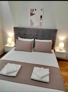 sypialnia z dużym łóżkiem z 2 poduszkami w obiekcie Εlite Αpartment Trikala w mieście Tríkala