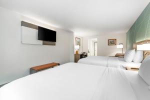 Postel nebo postele na pokoji v ubytování Comfort Inn & Suites Lake George
